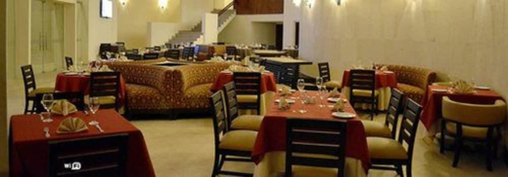 Sun Hotel Warnes Екстериор снимка