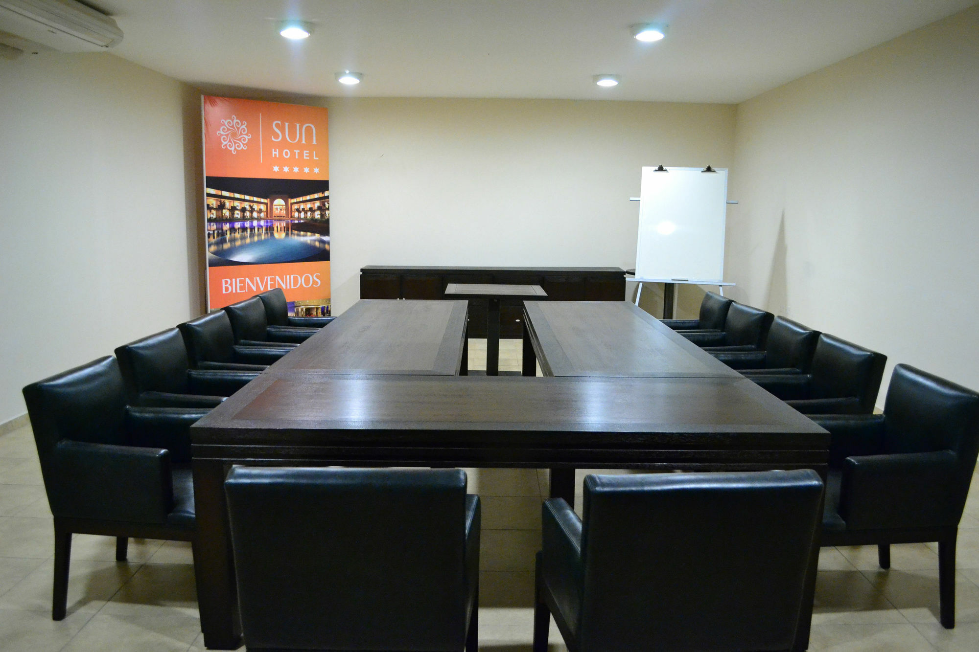 Sun Hotel Warnes Екстериор снимка